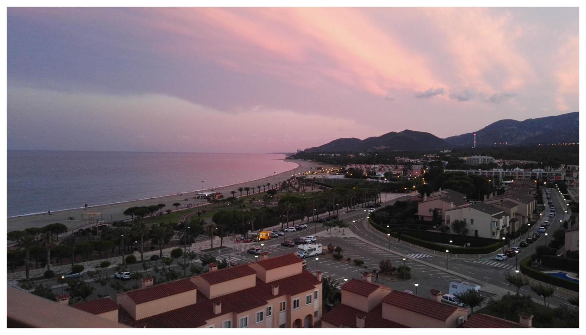 Apartamento Con Terraza, Vistas Playa Y Montana هوسبيتاليت دي لانفنت المظهر الخارجي الصورة