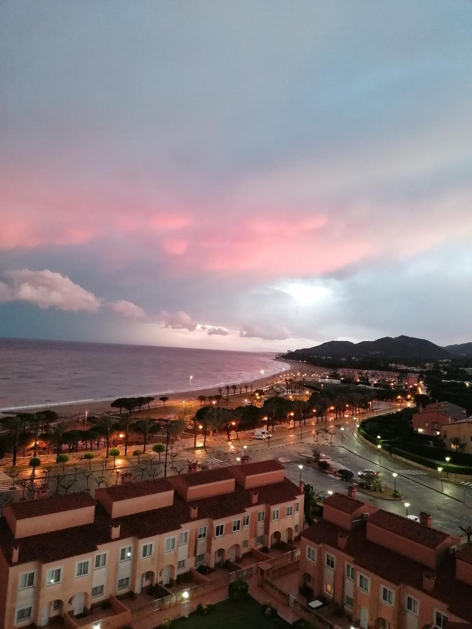 Apartamento Con Terraza, Vistas Playa Y Montana هوسبيتاليت دي لانفنت المظهر الخارجي الصورة