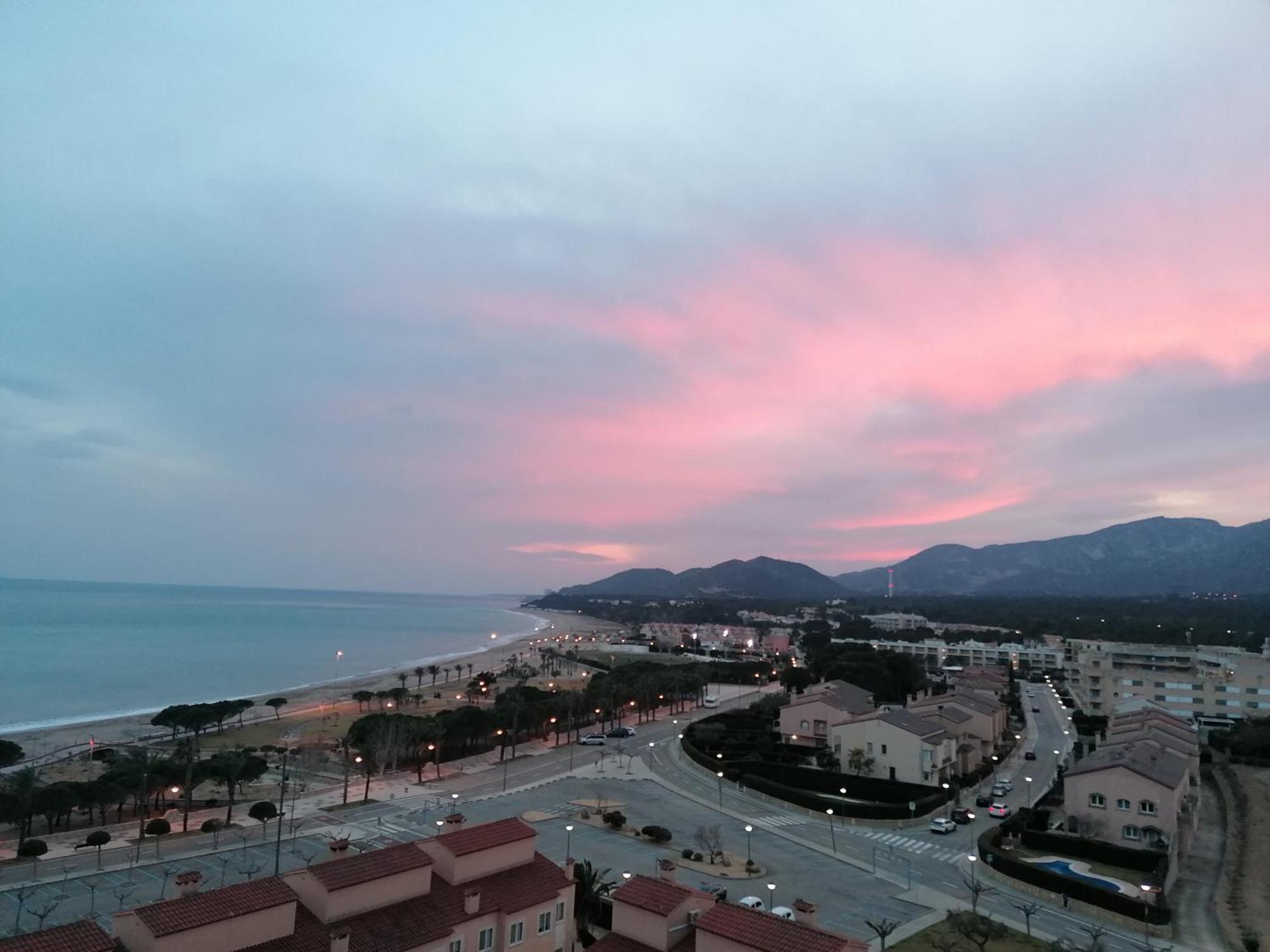 Apartamento Con Terraza, Vistas Playa Y Montana هوسبيتاليت دي لانفنت المظهر الخارجي الصورة