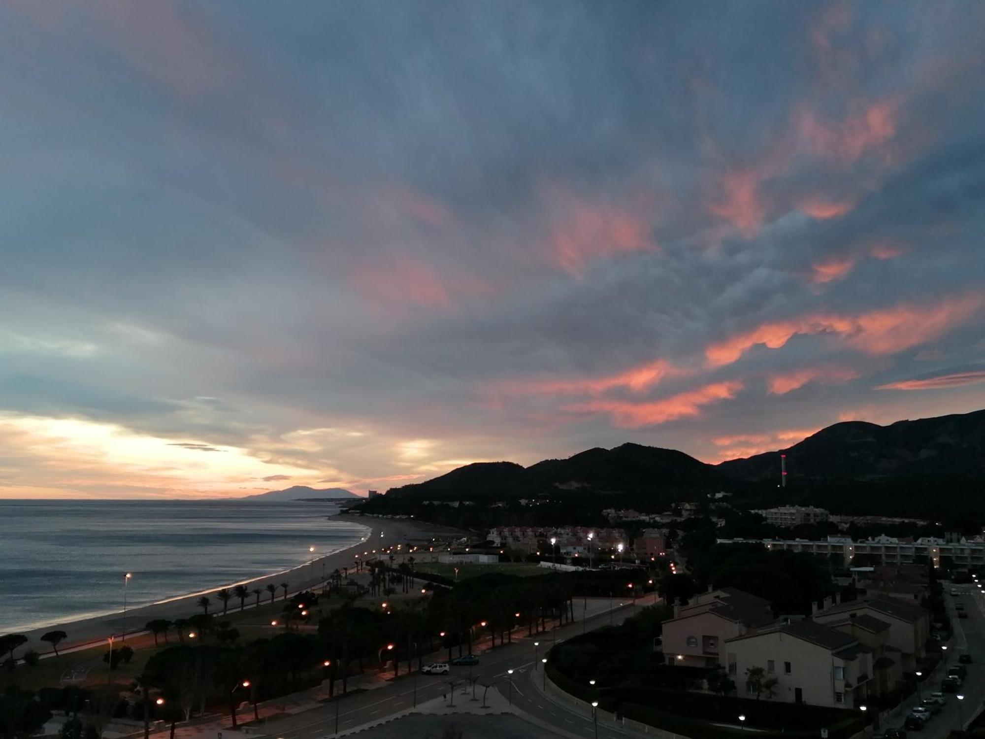 Apartamento Con Terraza, Vistas Playa Y Montana هوسبيتاليت دي لانفنت المظهر الخارجي الصورة