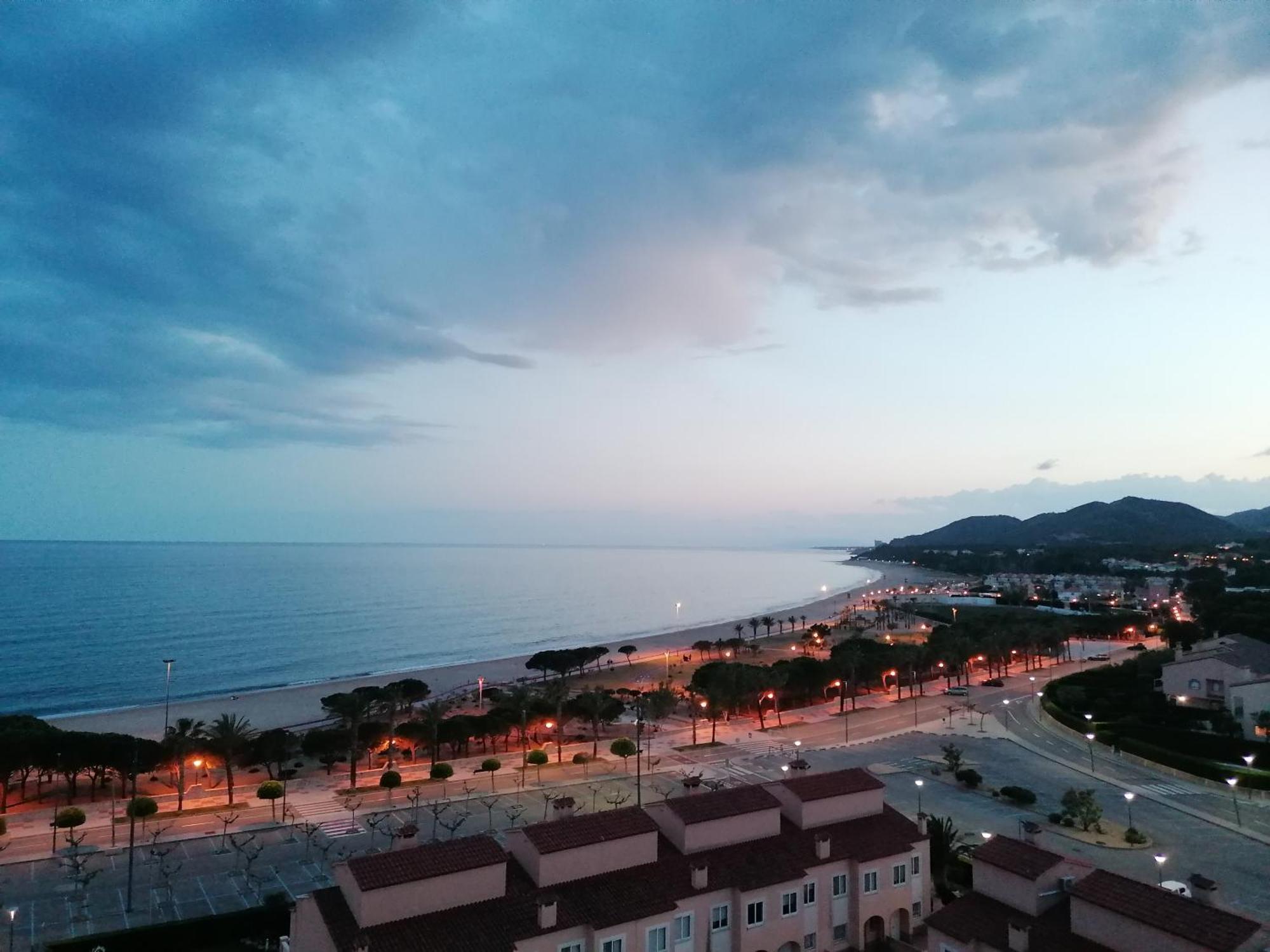 Apartamento Con Terraza, Vistas Playa Y Montana هوسبيتاليت دي لانفنت المظهر الخارجي الصورة