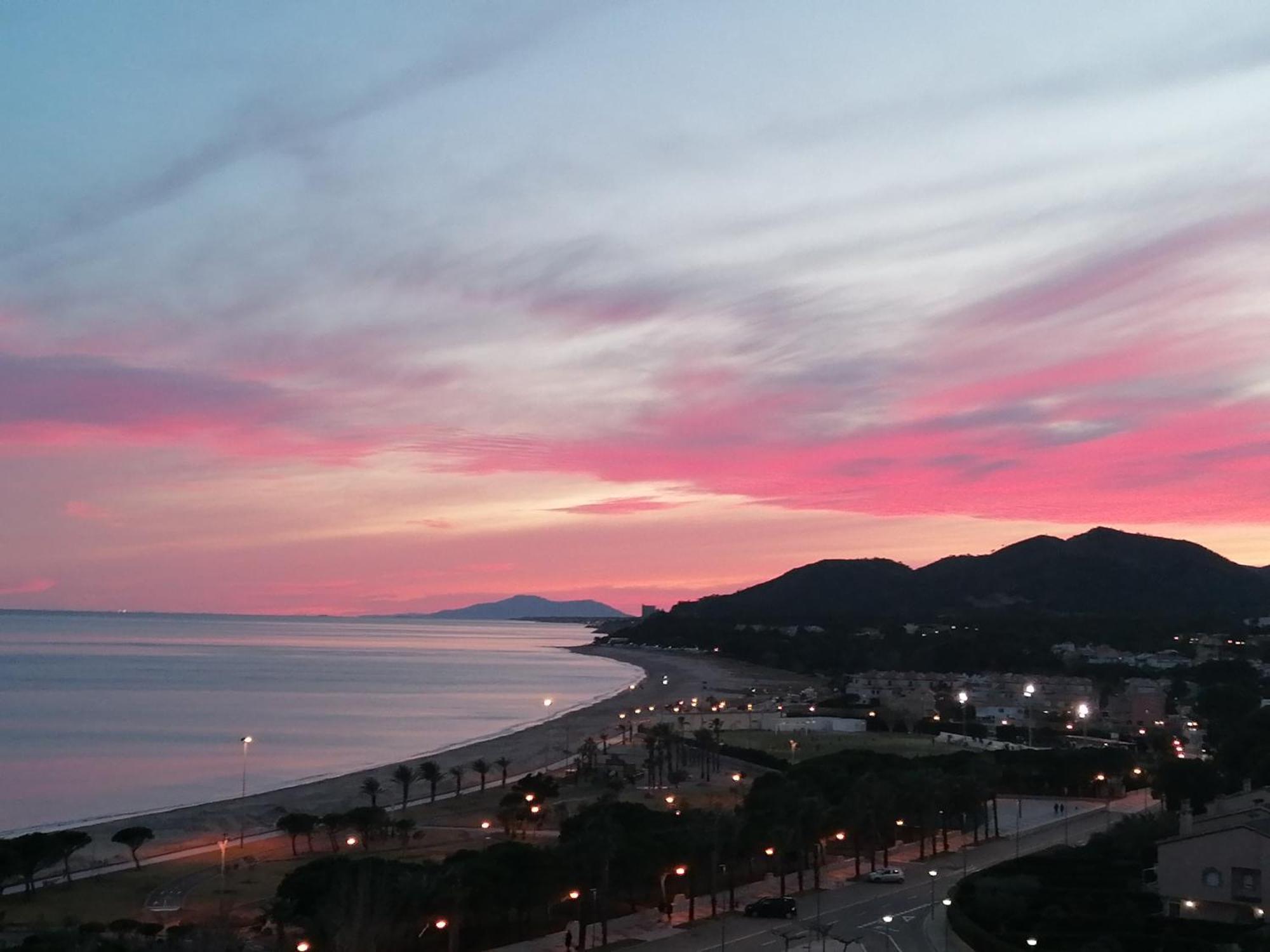 Apartamento Con Terraza, Vistas Playa Y Montana هوسبيتاليت دي لانفنت المظهر الخارجي الصورة