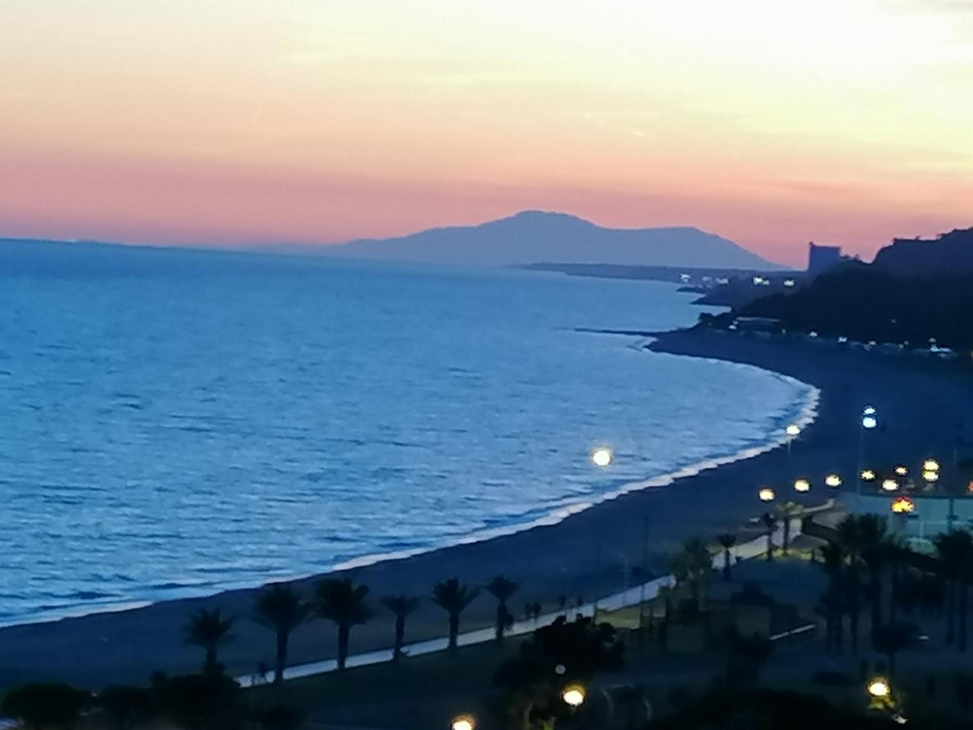 Apartamento Con Terraza, Vistas Playa Y Montana هوسبيتاليت دي لانفنت المظهر الخارجي الصورة
