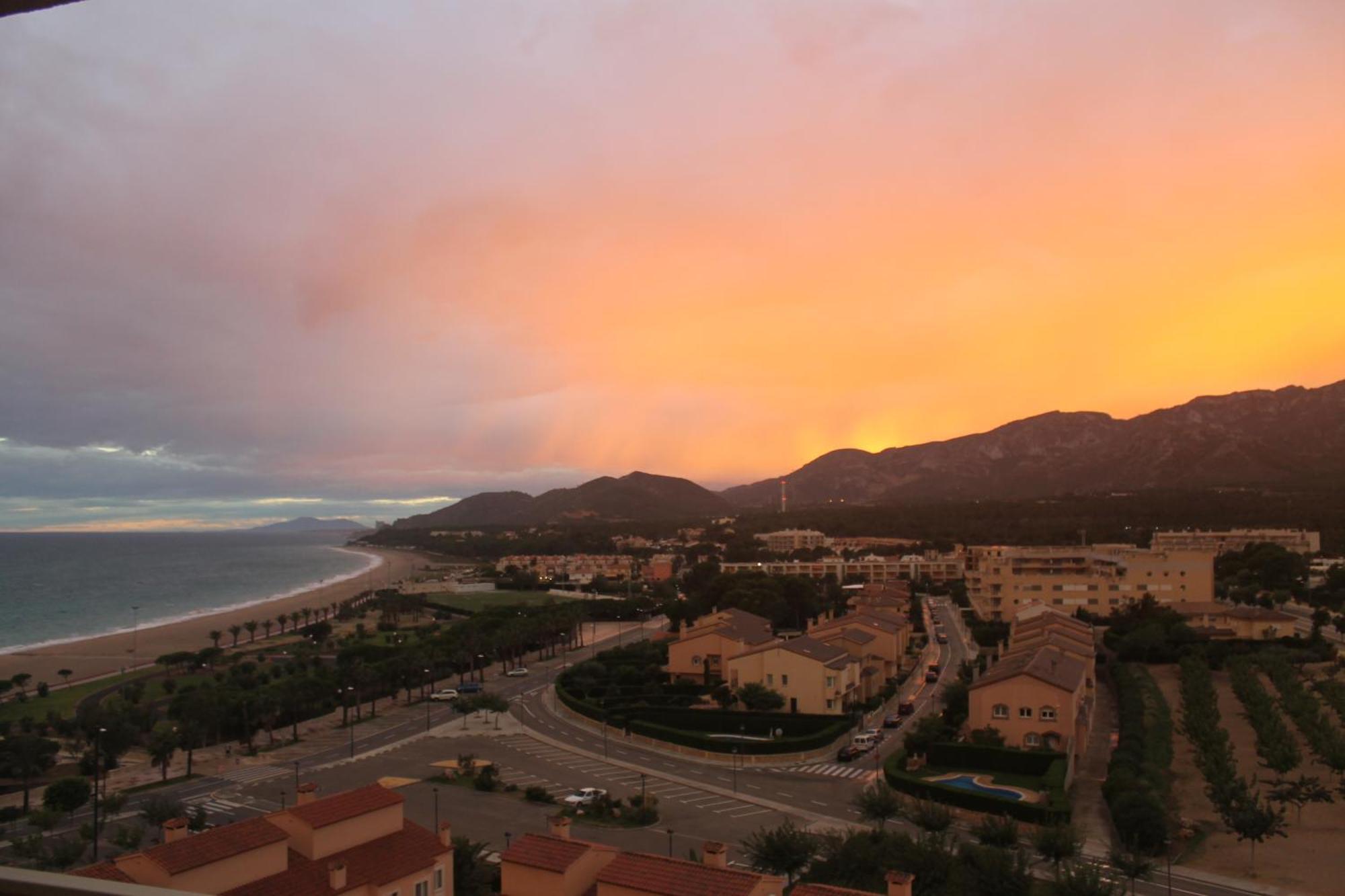 Apartamento Con Terraza, Vistas Playa Y Montana هوسبيتاليت دي لانفنت المظهر الخارجي الصورة
