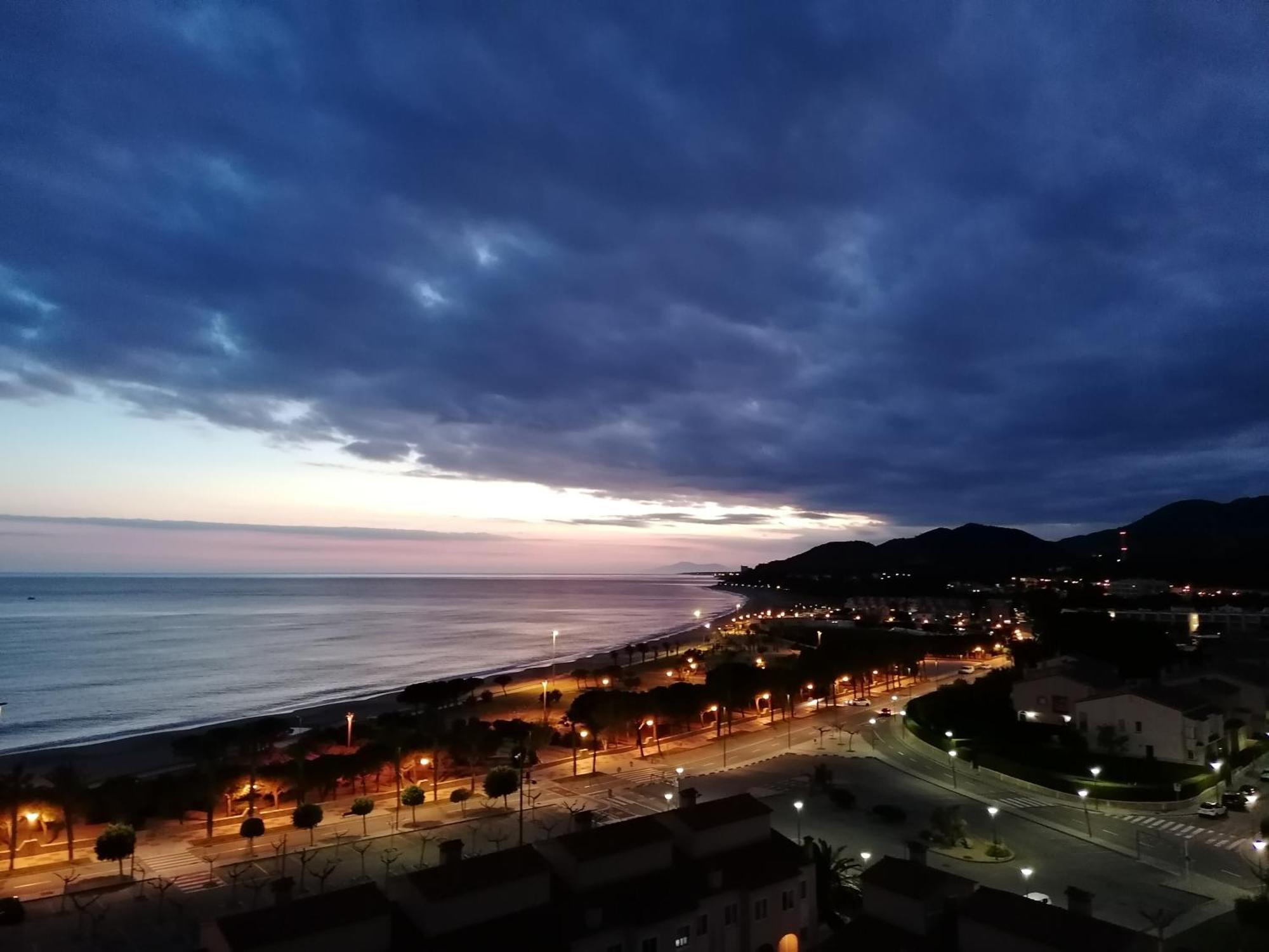 Apartamento Con Terraza, Vistas Playa Y Montana هوسبيتاليت دي لانفنت المظهر الخارجي الصورة