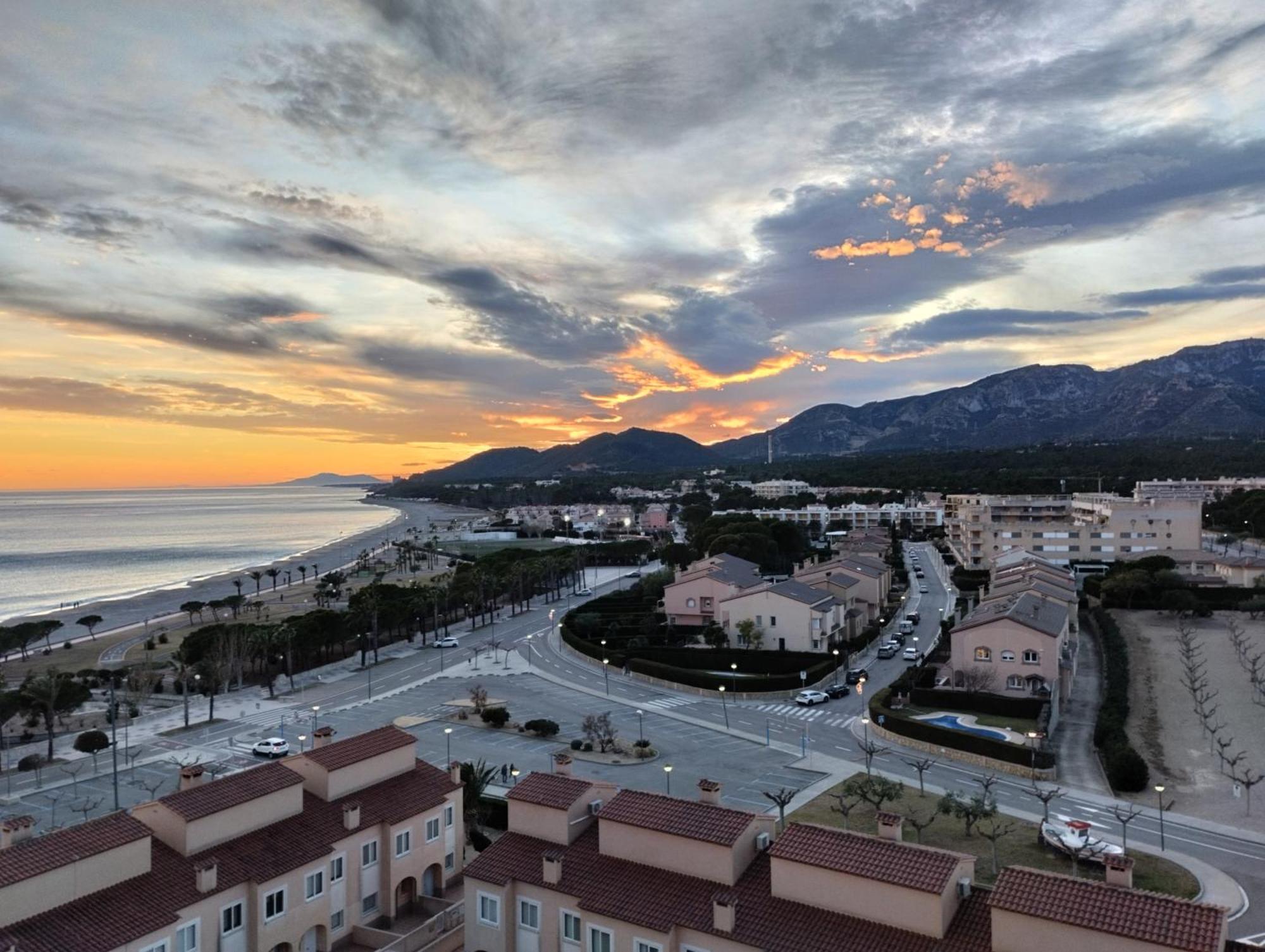 Apartamento Con Terraza, Vistas Playa Y Montana هوسبيتاليت دي لانفنت المظهر الخارجي الصورة