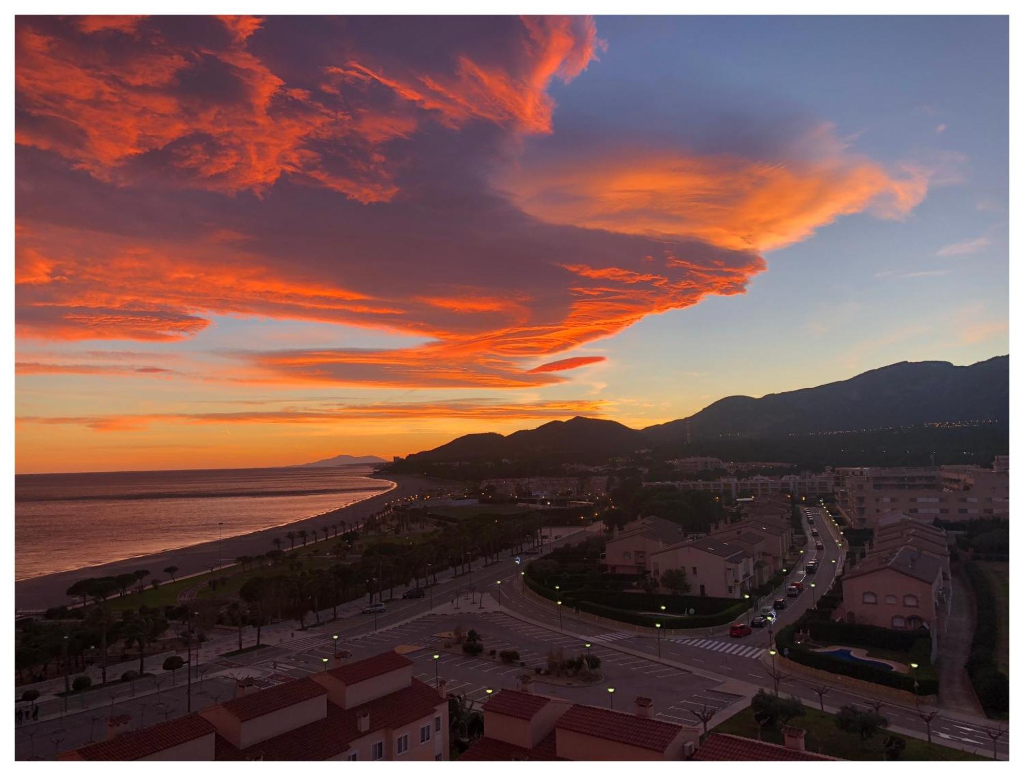 Apartamento Con Terraza, Vistas Playa Y Montana هوسبيتاليت دي لانفنت المظهر الخارجي الصورة
